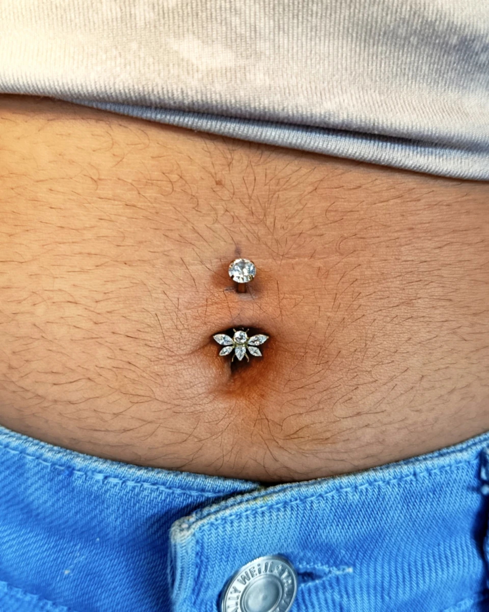 Piercing nombril avec bijou doré et cristal — Elyx